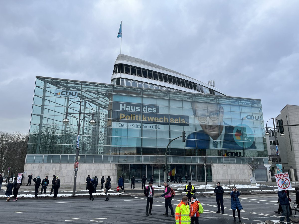 dominikmai's tweet photo. Viele Buhrufe, als der #WinterCSD am Konrad-Adenauer-Haus vorbeizieht - der Parteizentrale der CDU, die das Selbstbestimmungsgesetz wieder abschaffen will. #WinterPride #WählLiebe https://t.co/SkfQ0icFTj
