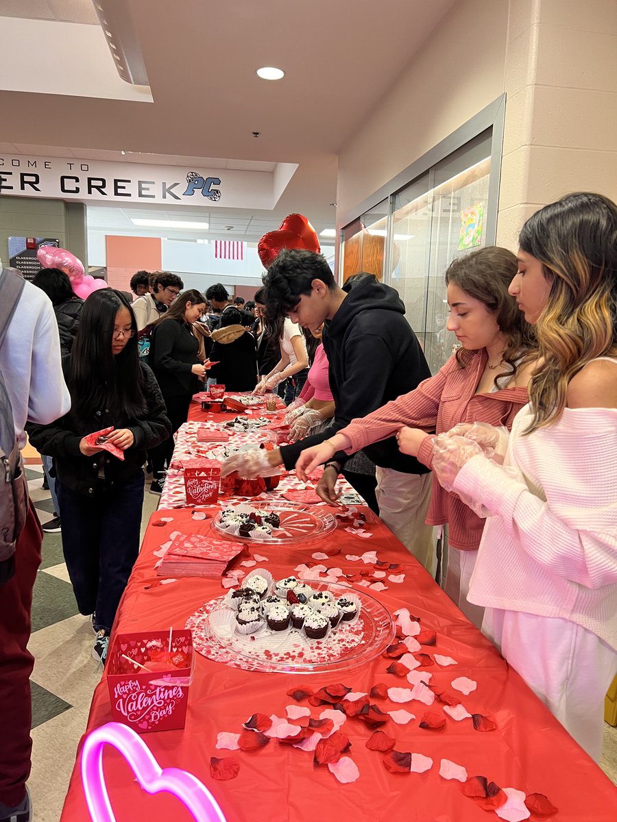 🎉🍓 Sweet Treats for Seniors! 🍓🎉

Our Class of 2025 enjoyed macaroons, brownies &amp; chocolate-covered strawberries today. Big thanks to volunteers Kelly Davis, Lakshmi Shridhar, Jason Steiner &amp; Vijaya Patnala! 🐾

Even the Catamount stopped by to join the fun! #SweetForSeniors