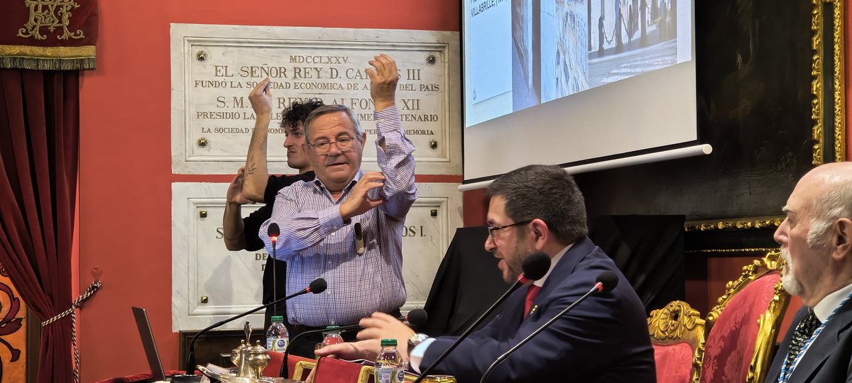 El profesor Martínez Palomares nos regala algo maravilloso: un signo para nombrar a la Matritense en lengua de signos en español. Está inspirado en la Torre de los Lujanes y la "C" de la C/ del Codo. Un reconocimiento precioso a la labor de la Matritense en pro de los sordomudos.
