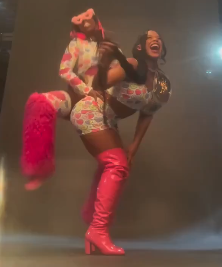 drinking7up's tweet photo. @BiancaBelairWWE Bianca and Naomi are too much 🫣🤣#BiancaBelair #Naomi #NotPG https://t.co/Nuk9tjQ31Q