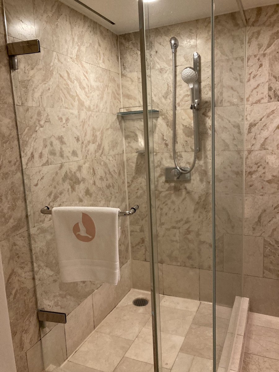 webオンリー行けない分やってきた🐭の国💞
友達の誕生日祝いに用意したチョコケーキ可愛い🥰

そしてホテル豪華ーー!
バスタブもあるけど、すけすけシャワー室えっちぃ!!!!