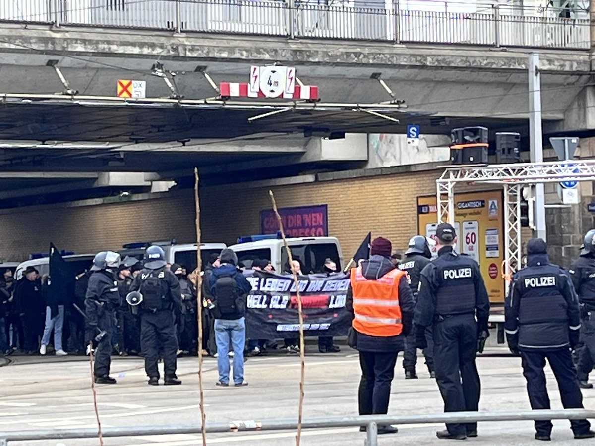 Nazis laufen maxstraße ostraalle!! #DD1502 #dresdenwiedersetzen