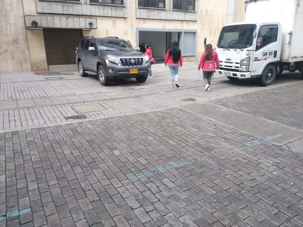 luciabastidasu's tweet photo. #Sabado Nada que entienden los escoltas y sus protegidos que no deben parquear en la zona peatonal Calle Real del edificio Murillo Toro
@UNPColombia apoyo con qué escoltas y jefes entiendan que lo peatonal se respeta, que han destruido la calle
#Conchudos https://t.co/lD8fFz0Ryo