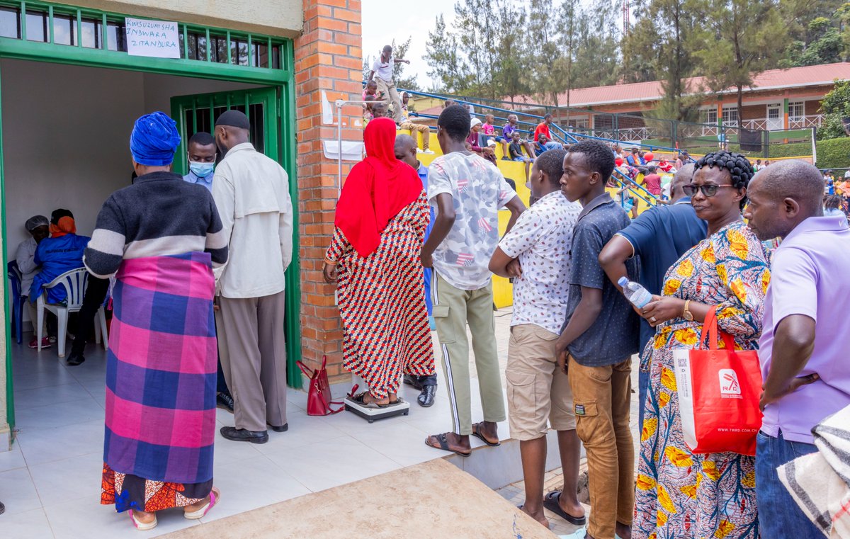 RBCRwanda's tweet photo. Kuri uyu wa Gatandatu, abatuye @CityofKigali  bateraniye ku  Kigo cy’urubyiruko cya Kimisagara mu murenge wa Kimisagara @Nyarugenge ,  ahatangiwe serivisi zitandukanye n'amakuru ku buzima mu gikorwa cyitwa “Duharanire Ubuzima Bwiza”.

Ni igikorwa cyateguwe ku bufatanye bwa @RwandaHealth, RBC, @GlblCtzn  na @Imbuto.

Zimwe muri serivisi zahatangiwe zirimo:
⏭️Ubuzima bwo mu mutwe , 
⏭️Ubuzima bw'imyororokere, 
⏭️Gusuzuma kanseri y’inkondo y’umura n’iy’ibere,  
⏭️Kuboneza urubyaro n'izindi.