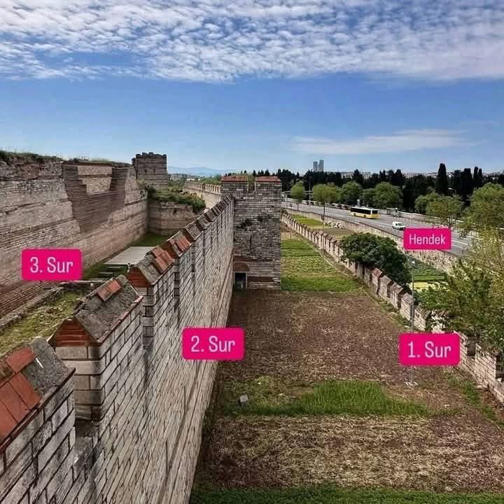 330 yılında Bizans'ın başkenti Roma'dan İstanbul'a taşınınca İstanbul'un güvenlik sorunu çok fazla idi.Bu sebeple 414 yılına geldiğimizde II.Theodosius üç kademeli İstanbul surları inşa etti. Bu surlar devrin en güçlü surları olu1453 yılına kadar yaklaşık 1000 yıl  aşılamamıştır.