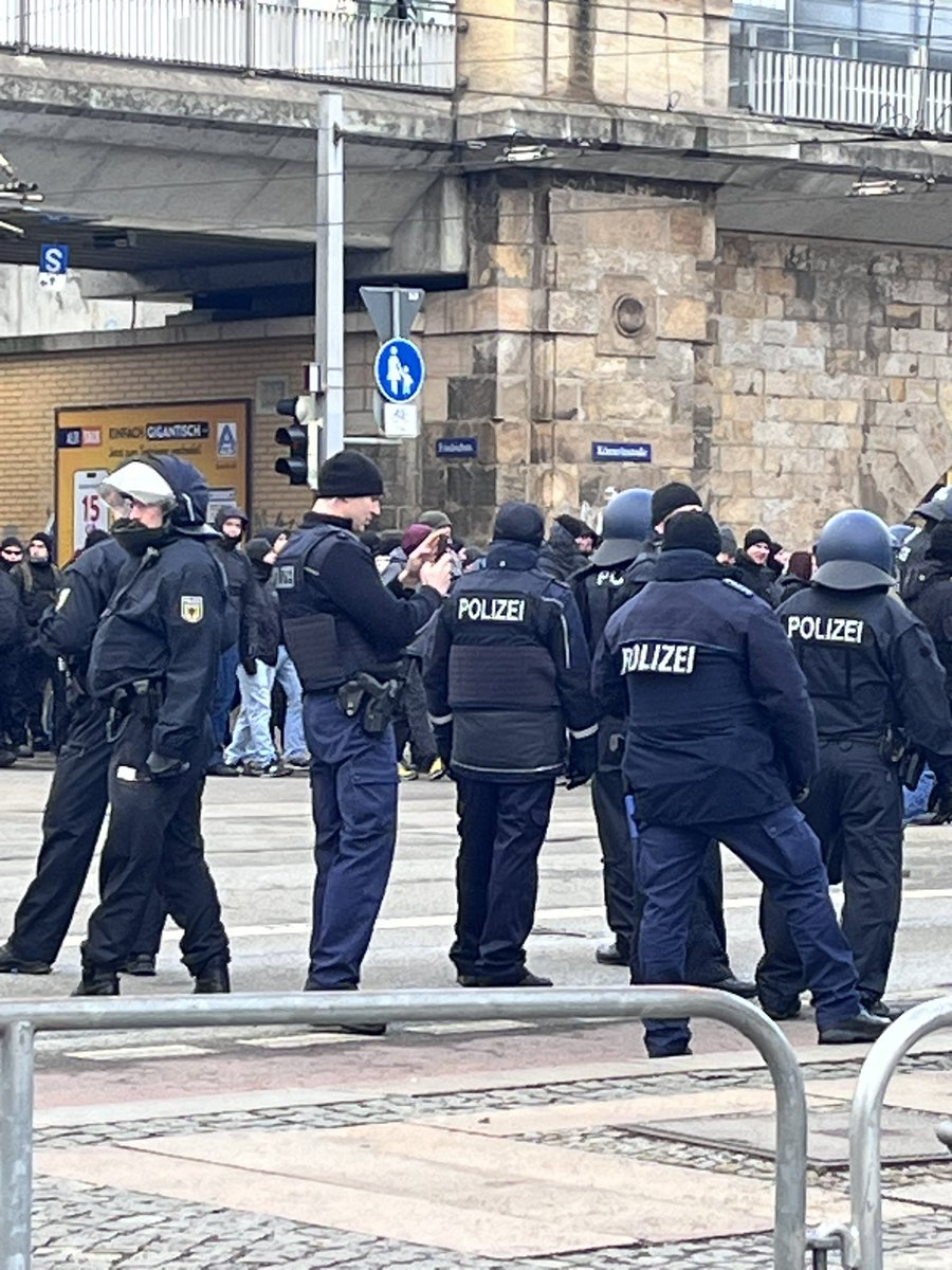 Polizei bei der Arbeit schön Erinnerungsfotos schießen #DD1502 #dresdenwiedersetzen