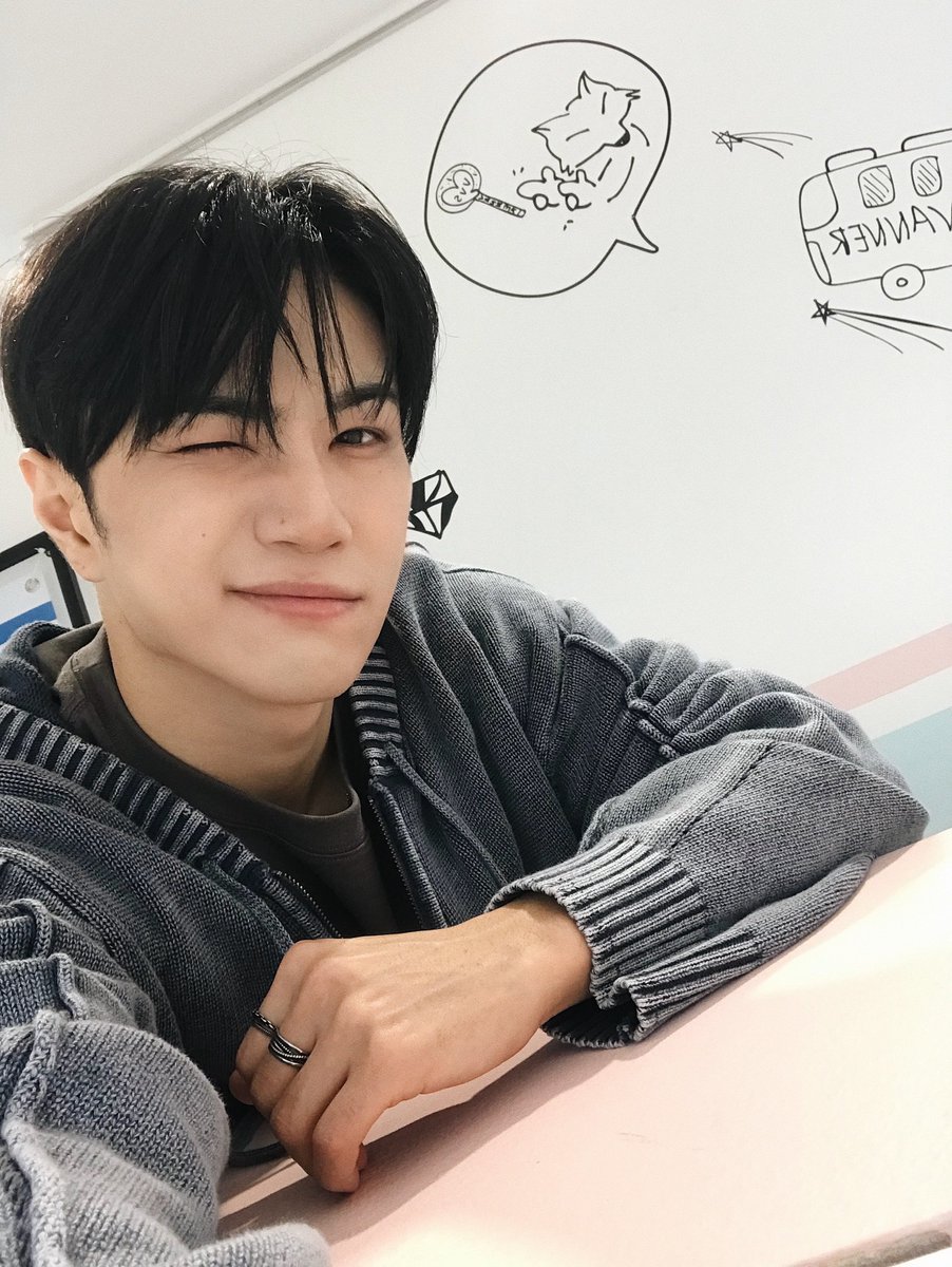 VannerOfficial's tweet photo. [#태환]

사운드웨이브와 함께한
VANNER 데뷔 6주년 팝업 카페
오늘 6회차까지 함께해 주신
삐삐들 너무 고마웠어요!👏

아쉽게도 못 오신 삐삐분들도
멀리서 축하해 주셔서 감사해요!🫶

내일까지 팝업 카페 방문 가능하니까요.
시간이 되신다면 방문해 보세요!
멤버들의 새로운 흔적을
보실 수 있을 거예요.😏

사랑해요 VVS🤍

#VANNER #배너 #TAEHWAN