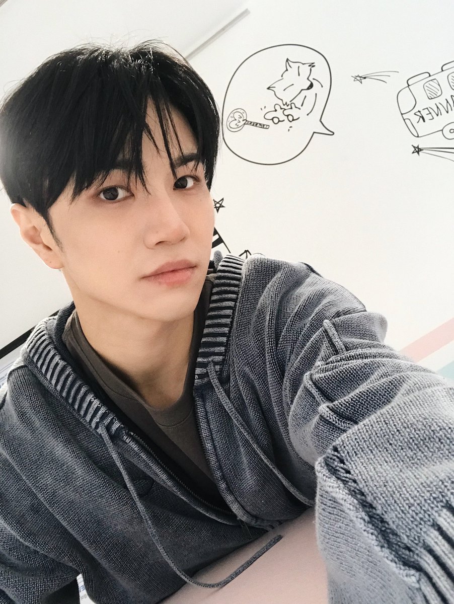 VannerOfficial's tweet photo. [#태환]

사운드웨이브와 함께한
VANNER 데뷔 6주년 팝업 카페
오늘 6회차까지 함께해 주신
삐삐들 너무 고마웠어요!👏

아쉽게도 못 오신 삐삐분들도
멀리서 축하해 주셔서 감사해요!🫶

내일까지 팝업 카페 방문 가능하니까요.
시간이 되신다면 방문해 보세요!
멤버들의 새로운 흔적을
보실 수 있을 거예요.😏

사랑해요 VVS🤍

#VANNER #배너 #TAEHWAN
