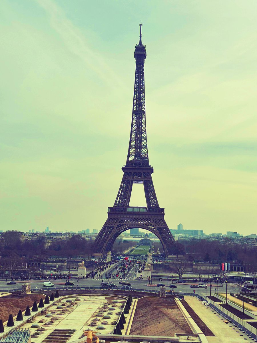 It's my last day in Paris so me and <a href="/H0ogie/">Hoogie ♨️</a> did some sightseeing to close up a wonderful trip. 🇫🇷 

I had a blast meeting everyone and made so many new friends. The <a href="/ChimpersNFT/">Chimpers Archived</a> x <a href="/play_ember/">Playember</a> x <a href="/Mana_Web3/">MANA</a> event was really amazing where i could meet up with all the legends and is