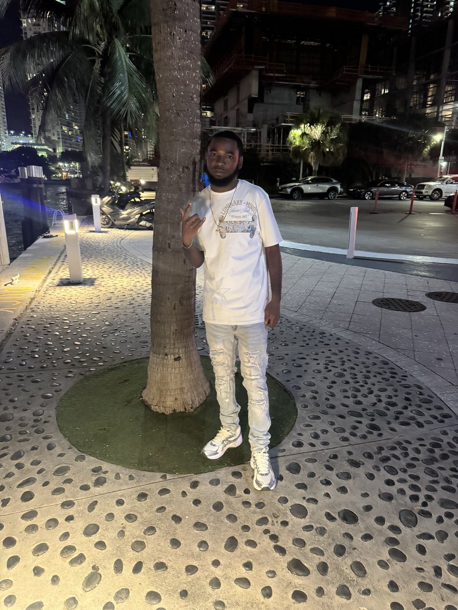 tonyaboyvari's tweet photo. One of a kind but Ian one of them show too much love they start forgetting whatchu done for them the bitches they gone come and go I’m grinding for my family them🤞🏿🫶🏾🍃‼️
#SipAngels💔 https://t.co/bl3qAYrK6L
