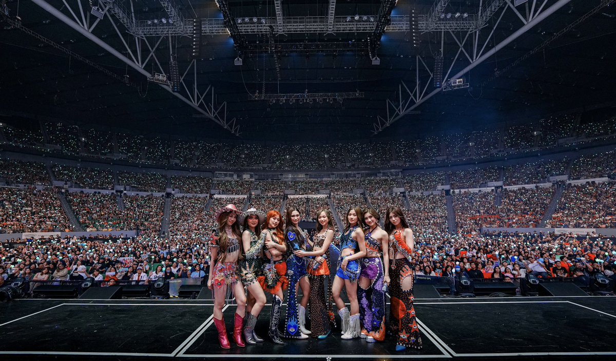 jhoaiahsvault's tweet photo. tayo ay nasa FINE SOLD OUT PH ARENA https://t.co/rm4c46fOG6