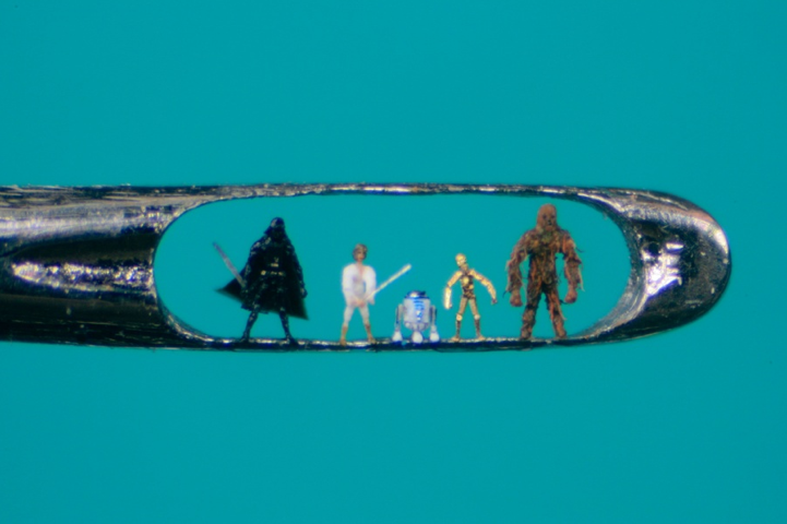 _DundeePerfect_'s tweet photo. @historyinmemes This is what i would call amazing, English man Willard Wigan does these carvings on things like a grain of sand or an eyelash using toothpicks, sugar crystals, and grains of rice to carve and paint his sculptures...
he once accidentally inhaled Alice.
#AmazingHumans https://t.co/5ecTC2mR07