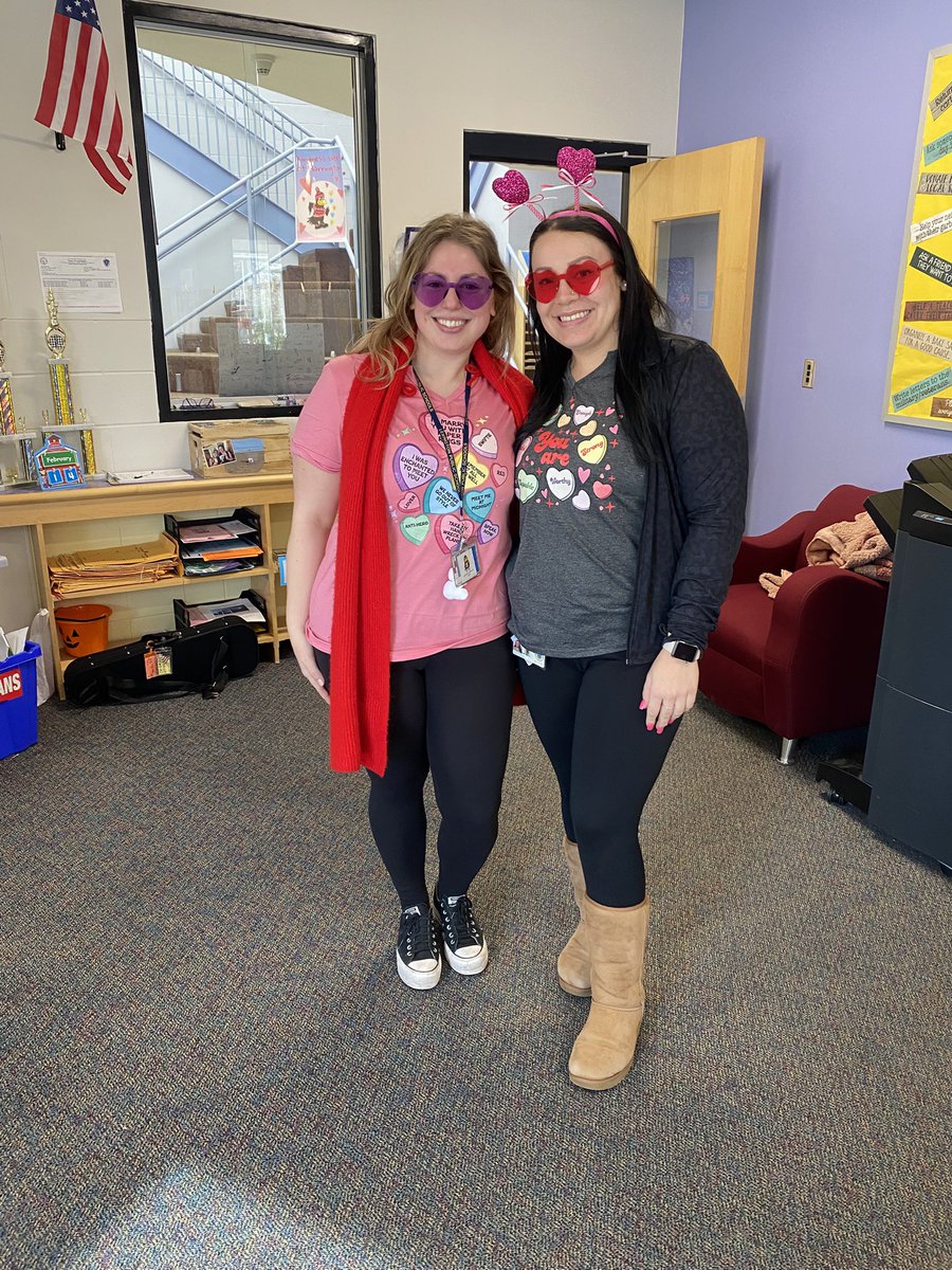 ms_vento12's tweet image. Lots of love in kindergarten!!! It’s fun when your co-teacher likes to dress up & be just as silly! @mskilty
I hope all of our Harrington Hawks have a warm & safe break! ❄️💛