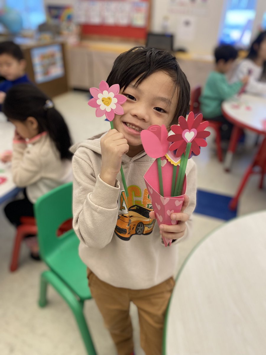 ms_vento12's tweet image. Lots of love in kindergarten!!! It’s fun when your co-teacher likes to dress up & be just as silly! @mskilty
I hope all of our Harrington Hawks have a warm & safe break! ❄️💛