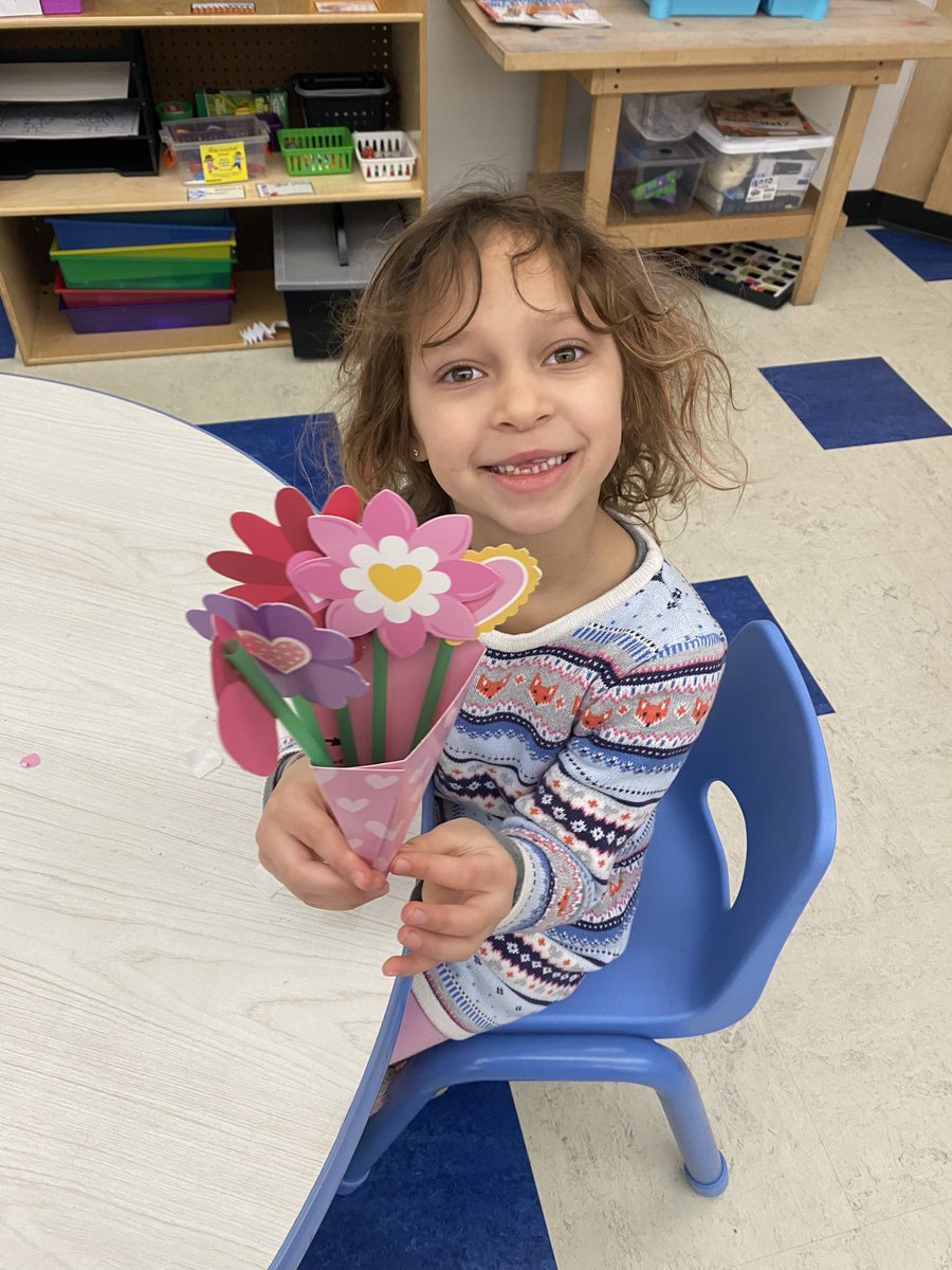 ms_vento12's tweet image. Lots of love in kindergarten!!! It’s fun when your co-teacher likes to dress up & be just as silly! @mskilty
I hope all of our Harrington Hawks have a warm & safe break! ❄️💛