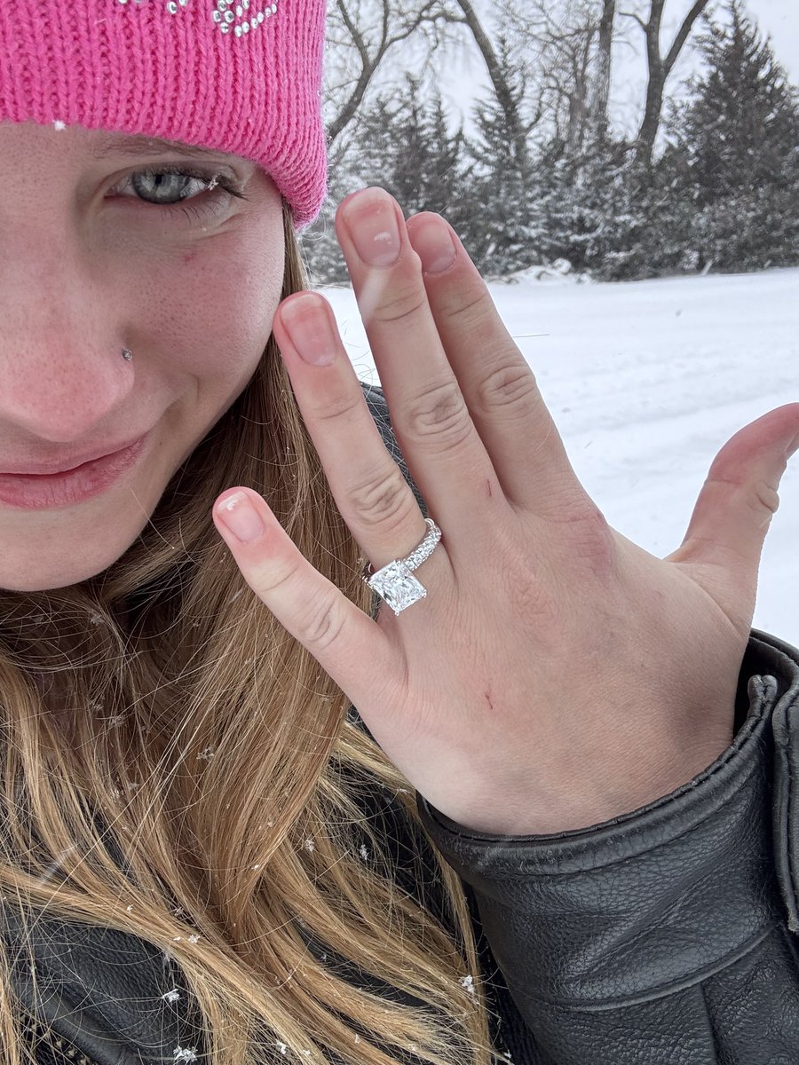 fairyytaleswift's tweet image. HE KNELT TO THE GROUND AND PULLED OUT RING!!!!
I SAID YES 😭