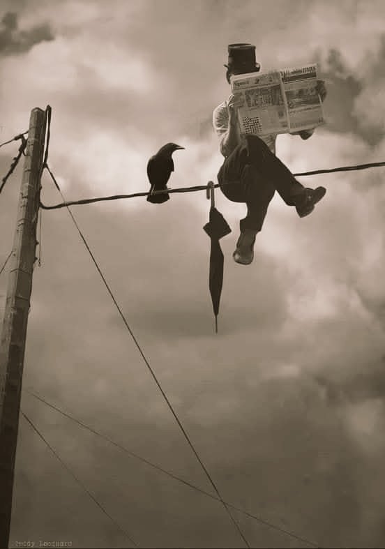 "Sólo los locos y los solitarios, pueden permitirse el lujo de ser ellos mismos. Porque los solitarios no necesitan complacer a nadie y a los locos, no les importa ser comprendidos".

      - Charles Bukowski.