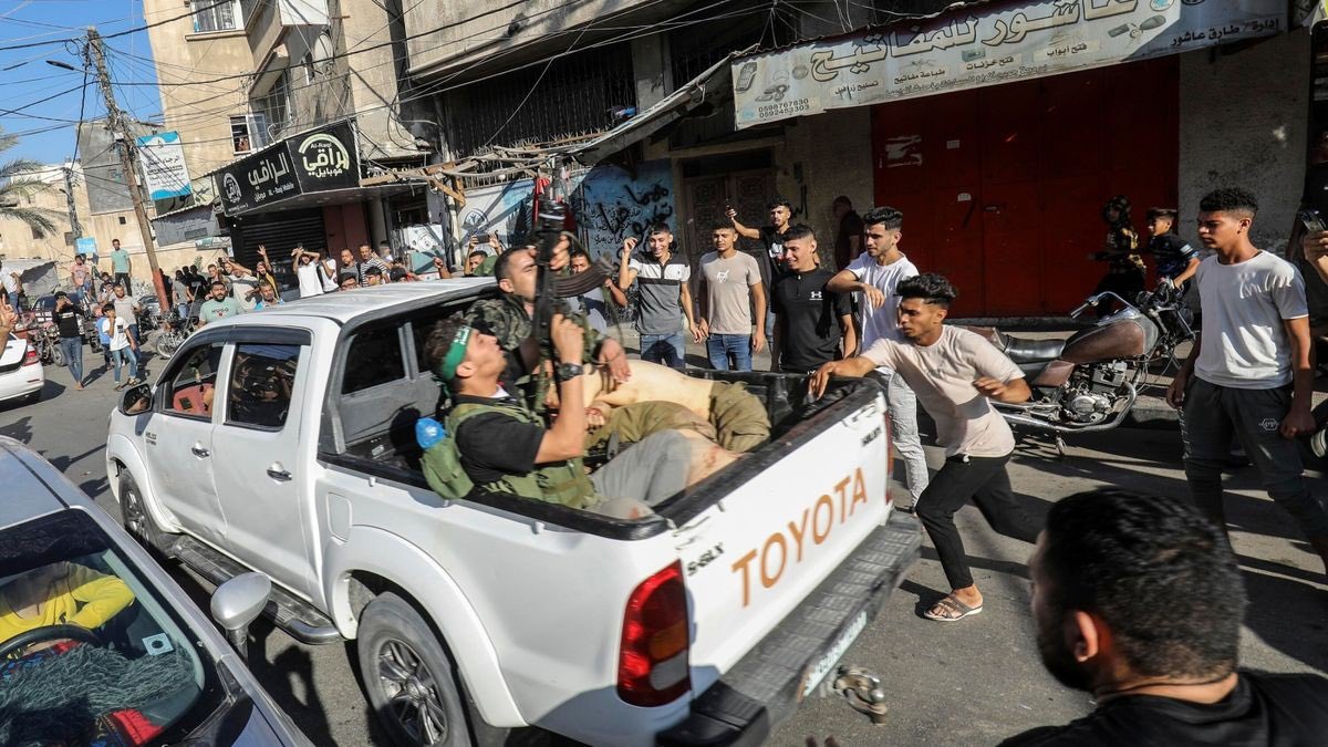 RakMakkabi's tweet photo. Pro-Hamas-Terroristen sind heute vor dem Kanzleramt und reden etwas von Pferd.
In Gaza gab und gibt es keine Unschuldigen, alle haben aktiv am Massaker vom 07.10. teilgenommen.
#B1502
#FreeBerlinFromHamas
#HamasisISIS https://t.co/K4bkINrdZW