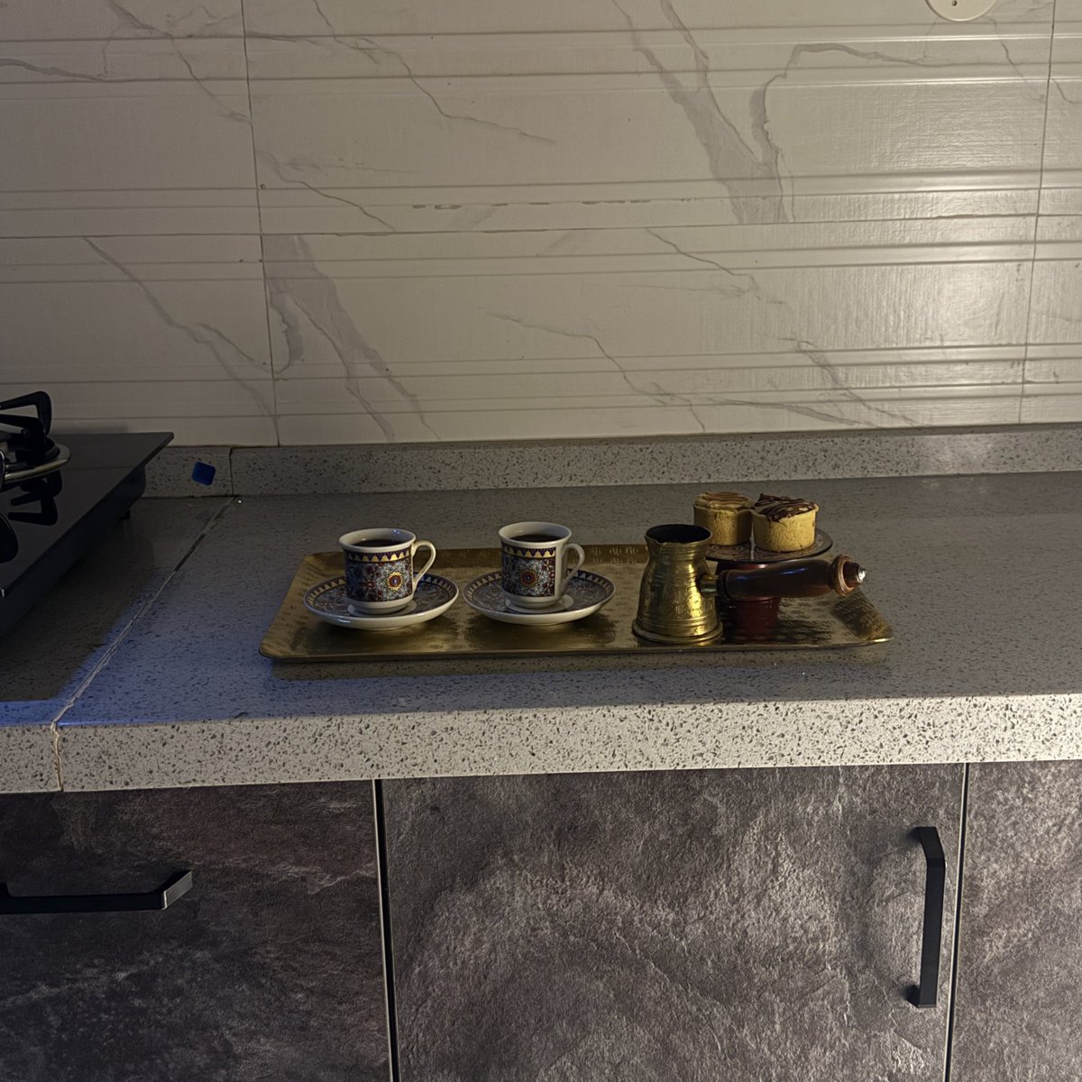 إتخاذ قرار صحيح و الشعور بمشاعر سيئة لفترة مؤقتة 
خير ألف مرة من الاستمرار بقرار خاطئ و الندم عليه دهر 
لا تدع مشاعرك تتحكم بك و تمنعك من قرارات صحيحة 
ثق بأن العديد من التعويضات تنتظرك 💌.