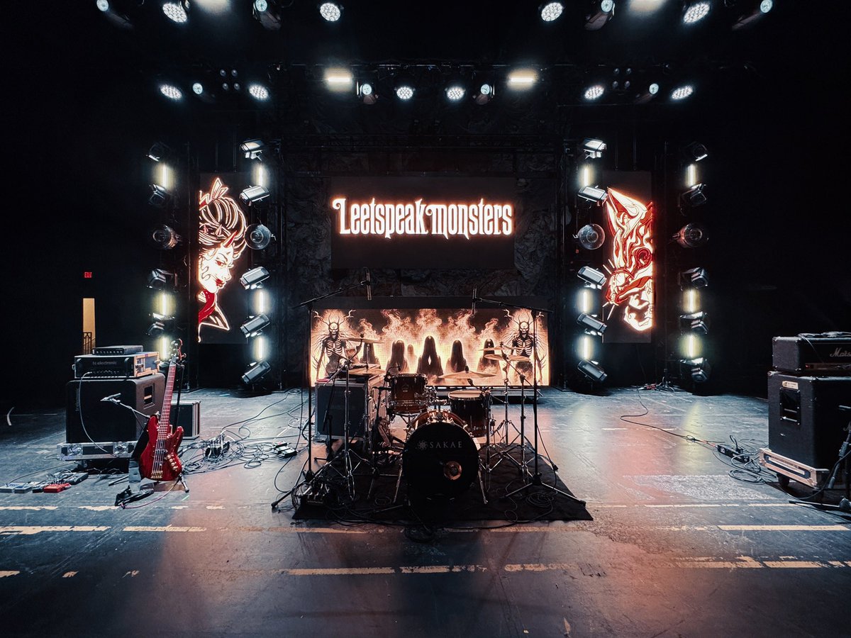 leet_bass's tweet photo. Katsucon 2025 30th Anniversaryありがとうございました！とっても広い会場にたくさんの方が観に来てくれていて、ライブもサイン&amp;撮影会も最高に楽しかったです！海外のファンの皆さんと直接お話できる機会は少ないので嬉しかった🦇
本日はサイン会とトークQ&amp;Aです、よろしくお願いします🥀 https://t.co/NpxgiwEHZo