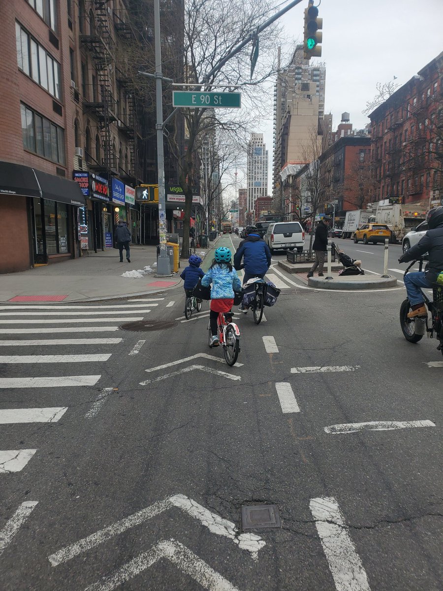 Reasmus2's tweet image. 👀 Spotted this morning on 2nd Avenue! 🤩

This family is a perfect example of why we must keep fighting for a citywide network of protected #bikeNYC lanes! ❗️