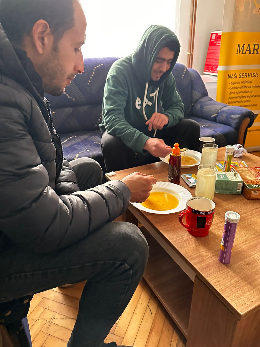 Kid_Pex's tweet image. Warme Suppe nach dem Pushback ❤️

In Bosnien ist es verdammt kalt und es hat Minusgrade derzeit. Die illegalen Zurückweisungen der Menschen durch die Polizei kennen jedoch kein Wetter und keine Temperatur: Systematisch und chronisch wird das Recht in rechtsfreien Räumen an den…