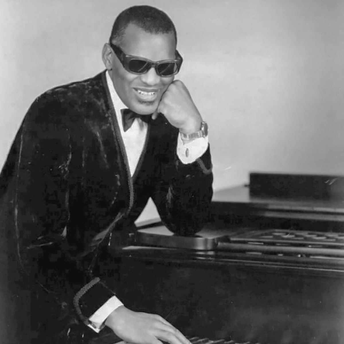 FriendsHall's tweet image. Today in 1990, Ray Charles appeared for the 9th &amp;amp; final time with the @CincinnatiPops        @  @MusicHallCincy. The 1st time Charles played @MusicHallCincy was in 1956. 

Photo Credit: Maurice Seymour, New York