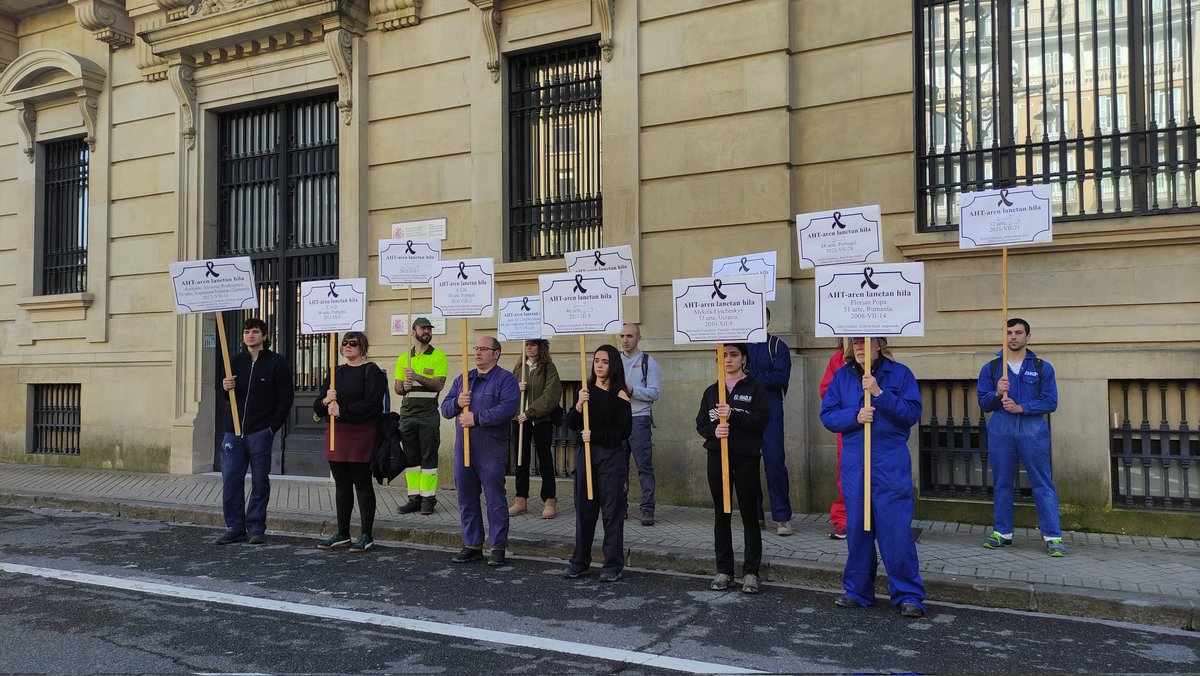 ESKsindikatua's tweet photo. Hoy hemos denunciado en #Iruñea que en las obras del tren de alta velocidad su personal trabaja en condiciones del siglo XIX.
#AHTgelditu https://t.co/LU3gdImyHY