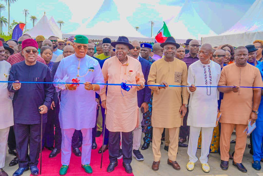 govdouyediri's tweet photo. This afternoon, I had the honour of having my Brother-Governor of Akwa Ibom State, Pastor Umo Eno @_PastorUmoEno inaugurated the dualised 2.1 kilometres Road 2 in the New Yenagoa City as part of activities marking our 5th Anniversary.

The road connects both the New Commissioner's and Legislator’s Quarters in the new city.

Truly, we are building a modern city in Yenagoa.