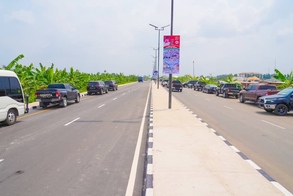 govdouyediri's tweet photo. This afternoon, I had the honour of having my Brother-Governor of Akwa Ibom State, Pastor Umo Eno @_PastorUmoEno inaugurated the dualised 2.1 kilometres Road 2 in the New Yenagoa City as part of activities marking our 5th Anniversary.

The road connects both the New Commissioner's and Legislator’s Quarters in the new city.

Truly, we are building a modern city in Yenagoa.