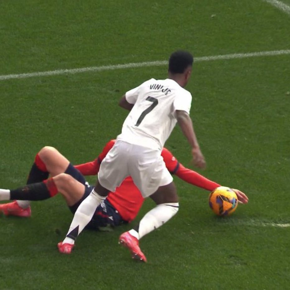Mano clarísima del jugador del Osasuna en la jugada de Vinicius.

Según el árbitro no es nada, otra jornada donde nos roban.