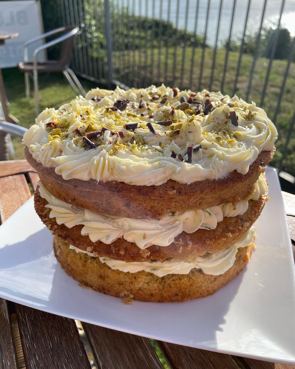 Blueberrys_cafe's tweet photo. Blueberrys cakes for Sunday are:
1. Banana milkshake
2. Baileys latte (NEW!)
3. Lime and Pistachio
4. Biscoff Cheesecake
5. GF Chocolate Fudge (customer request)
6. Victoria Sponge
7. School cake
#blueberryscafe #iow #yummy #cake #sunday #schoolcake #bananamilkshake #baileys https://t.co/y04p1cL3sD