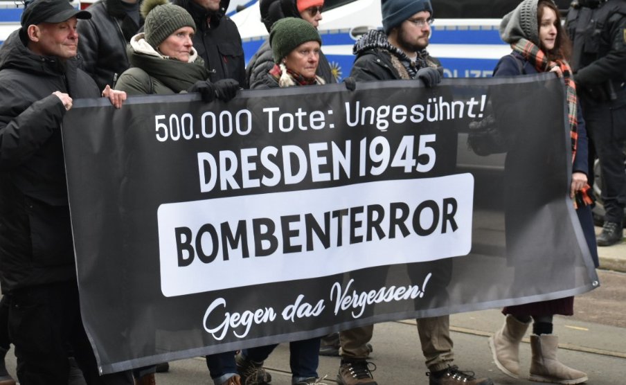 dd_nazifrei's tweet image. #Nazis spielen das Spiel: Wer kann die größte Zahl aufschreiben? #DD1502
Fotoausschitt: @ThomasPWue