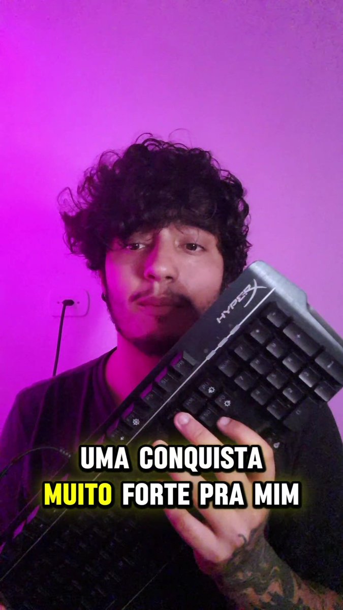LeehCraft's tweet photo. 2023: Comprei um teclado da @HyperXBrasil juntando dinheiro afinal trabalhava 6x1 ganhava um salario mínimo, descobrir que o pc tinha queimado e fiquei desde os dias de hoje usando um notebook 

2025: organizei meu setup ainda usando o note emprestado o teclado simplesmente parou https://t.co/SbH1wOskZ3