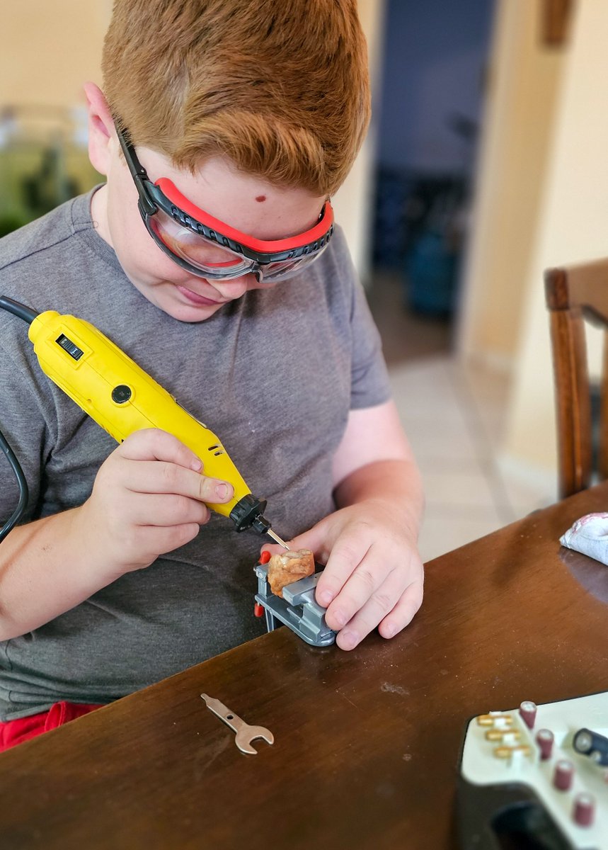 CD_Musgrave's tweet image. Kleinman het besluit hy wil #stonework and polishing doen 🪨.  #RaisingBoys 👨🏻‍🦰