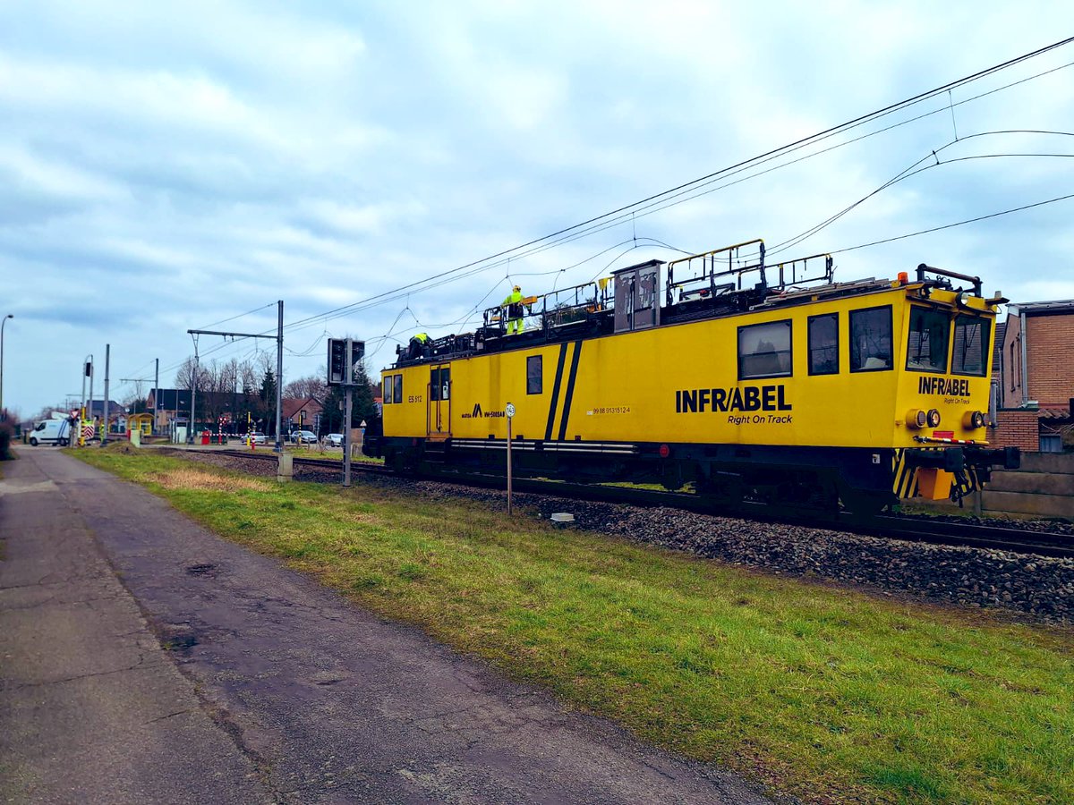 📸 Infrabel teams 👷🏼‍♂️👷 herstellen 🛠️ de beschadigde bovenleiding aan het station Zonhoven 🚉 

📢 Oproep aan bestuurders van tractoren 🚜 en vrachtwagens 🚛 om steeds goed de hoogte ⬆️ van hun lading te controleren aub 🙏

#Infrabel #veiligheid #mobiliteit #Zonhoven #Limburg
