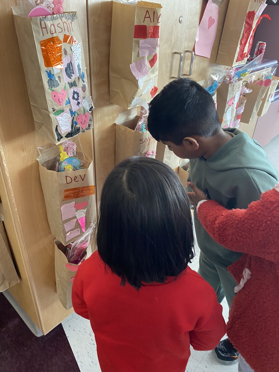 MrsHicksRECE's tweet image. St Valentine’s Day was celebrated with love and friendship! Friends helping friends deliver their special cards and treats ♥️
Name recognition is meaningful when it serves a purpose.
@BernadetteOCSB 
#namerecognition
#printingletters
#soundingletters
#skhelpingjk