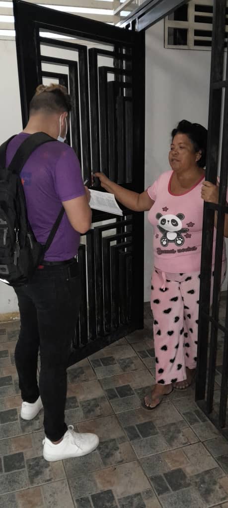 Hasta la comunidad de ciudad tiuna llegan jóvenes del  estado Distrito Capital y de la dirección de la misión médica,donde realizan jornada casa casa. #CubaPorLaVida