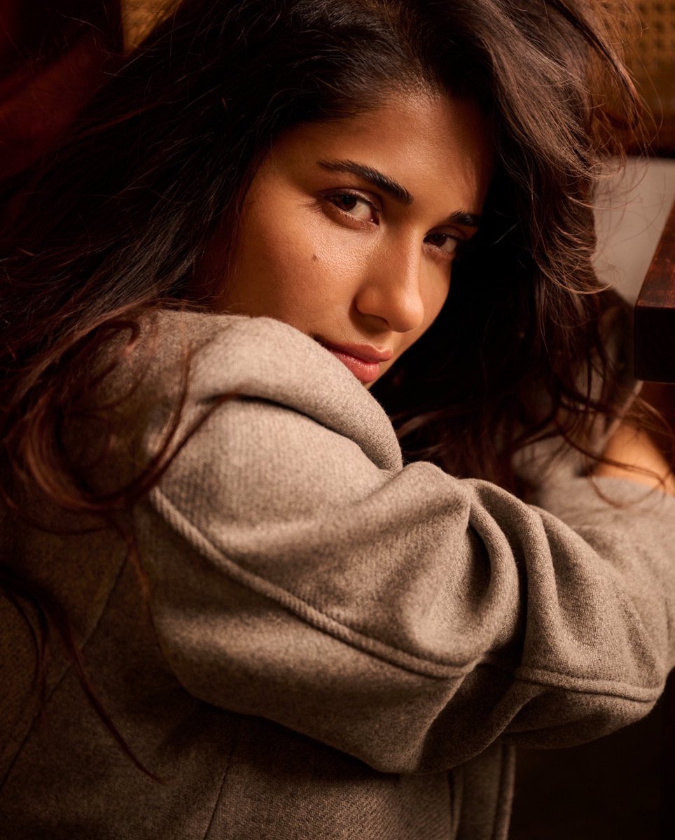 Drifting between light and shadow, where thoughts turn into poetry….