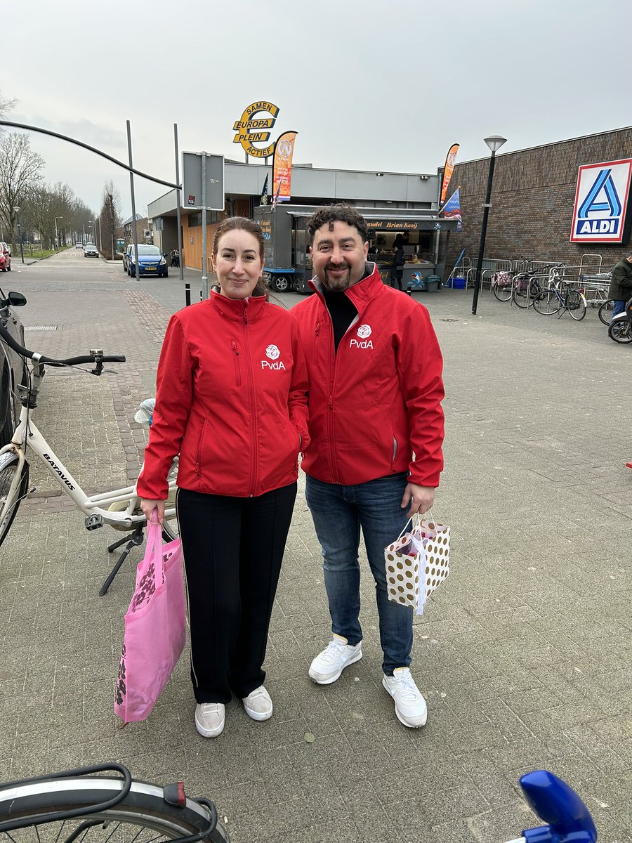 PvdAVhl's tweet photo. ❤️ Succesvolle Valentijnsactie in Leerdam West &amp; Vianen!

We deelden hartjeschocolade uit met PvdA-stellingen en gingen in gesprek met inwoners. Veel steun voor onze plannen voor een eerlijk en sociaal Vijfheerenlanden!
Samen maken we het verschil! ✊🏻🌹
#PvdA #Vijfheerenlanden https://t.co/GbdRslREJ8