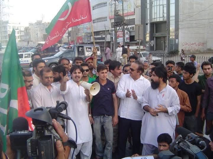 AKFixit's tweet image. آج پاکستان تحریک انصاف کے مرکزی رہنما اور بانی چیئرمین عمران خان کے قریبی ساتھی جناب نعیم الحق مرحوم کی برسی ہے۔ اللہ پاک ان کی مغفرت فرمائے، درجات بلند کرے اور جنت الفردوس میں اعلیٰ مقام عطا فرمائے۔ آمین۔
یہ تصاویر 2011 کی ہے جب نعیم صاحب پی ٹی آئی سندھ کے صدر تھے اور عالمگیر…