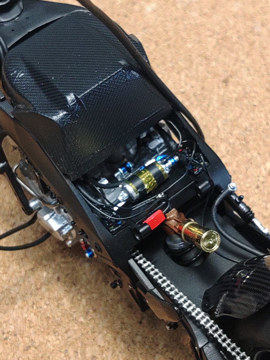 osakin55's tweet photo. TAMIYA YAMAHA YZR-M1`04 Super Detail
パイピング少し進めました。
行き先の分からない物はとりあえず突っ込んであります🤣
タンクのゴールドフィニッシュが少し足らないので継ぎ貼りしましたけど完成したら分からなくなると思うのでヨシ❗と言う事にしときます😅
#バイクプラモ盛上げ隊
#TopStudio https://t.co/XIbhFxdQfG