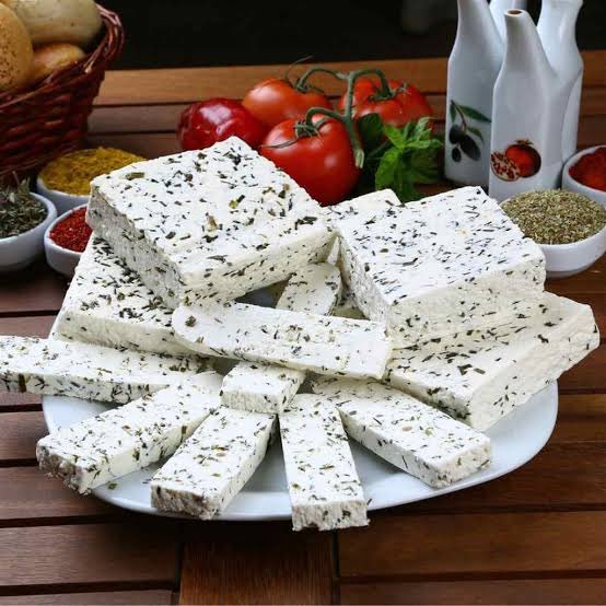 Şu otlu peyniri severek yiyen var mı cidden?
Bunu yiyenin kendisine saygısı yoktur.