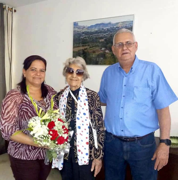 Hoy nuestra querida Gina, la compañera de vida y de lucha del Comandante Julio Camacho Aguilera, cumple 94 años. Muchas felicidades a nombre del pueblo pinareño que la quiere, respeta y admira. #PinardelRío <a href="/DiazCanelB/">Miguel Díaz-Canel Bermúdez</a> <a href="/DrRobertoMOjeda/">Dr. Roberto Morales Ojeda</a>