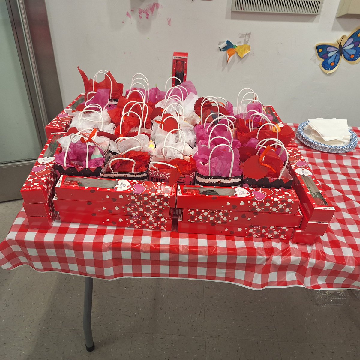 NYCID (@nycid) on Twitter photo NYCID SONYC <a href="/SISCL/">SI Sch of Civ Ldrshp</a> hosted a Valentines day Bake sale selling lots of lovely treats and desserts. During this time we also hosted a Valentines day gift bag raffle. There were 4 gift bags with golden hearts inside and the lucky people to buy these bags won an Amazon gift card. NYCID SONYC <a href="/SISCL/">SI Sch of Civ Ldrshp</a> hosted a Valentines day Bake sale selling lots of lovely treats and desserts. During this time we also hosted a Valentines day gift bag raffle. There were 4 gift bags with golden hearts inside and the lucky people to buy these bags won an Amazon gift card.
