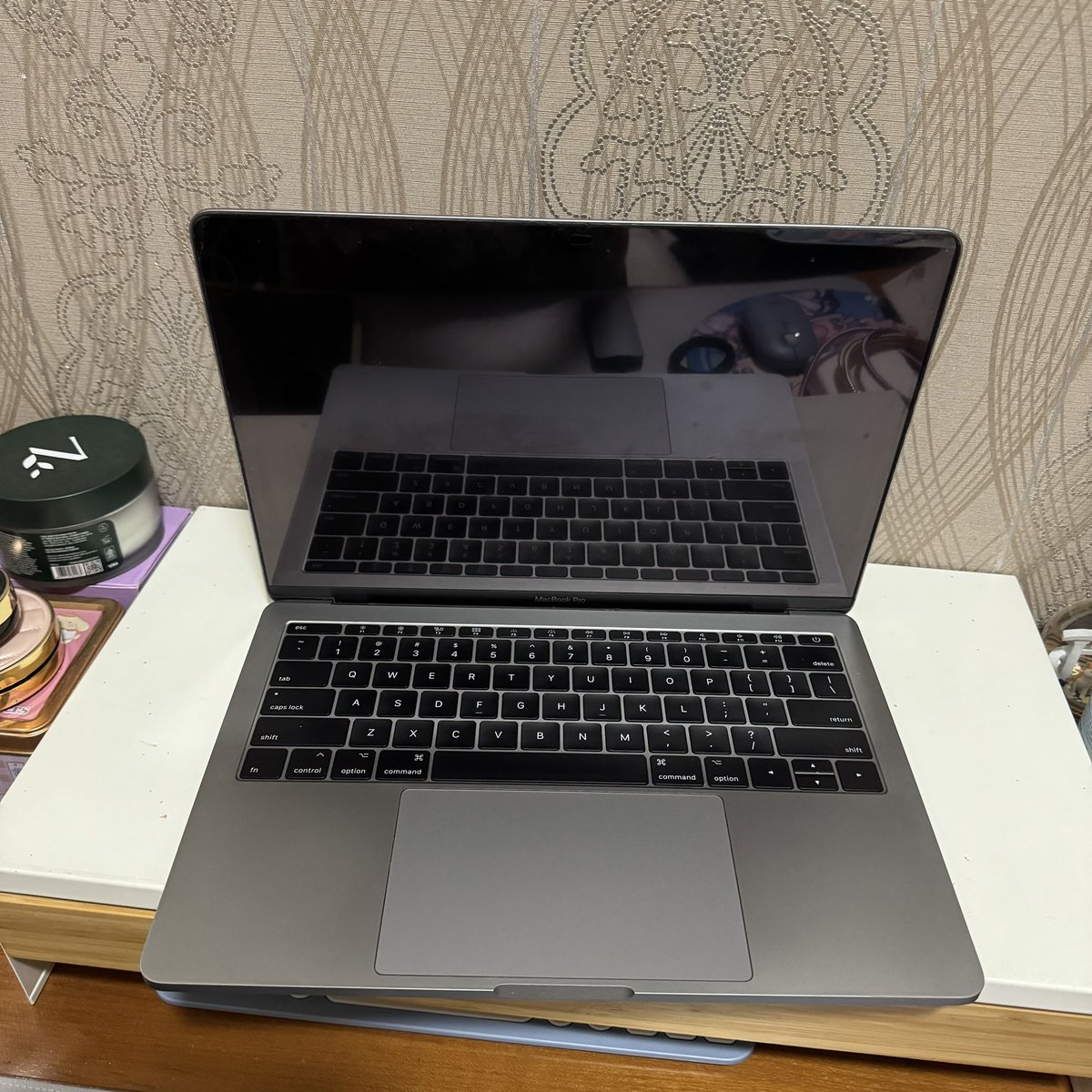 yeuxdebee's tweet photo. WTS Apple Macbook Pro 13” late 2017 | A1708 | No Touchbar | Retina Display | Original beli di iBox

💸 7.000.000
SSD/RAM: 256 /8 GB
Memory: 8 GB 2133 MHz LPDDR3

Kondisi:
- Layar, keyboard, backlight Normal
- BH normal
- Box charger lengkap original
#zonauang️ https://t.co/ypUbMp88qd