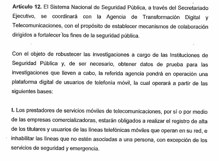 Juan_OrtizMX's tweet photo. 🗳📌 ¿REVIVIR EL PADRÓN DE CELULARES? ¿Y LA PRIVACIDAD?

Aquí vamos otra vez.

Sheinbaum mandó esta semana una iniciativa para crear una nueva Ley General del Sistema Nacional de Seguridad Pública.

Un pequeño detalle: Incluye la creación de un padrón nacional de usuarios de telefonía móvil. 

La idea es obligar a que todos los que tengan un celular lo registren con su CURP o INE.

Otro detalle: Tu credencial del INE tiene datos biométricos como huellas dactilares y rasgos faciales. 

La justificación: combatir extorsiones y secuestros

El problema es que esta película ya la vimos y no terminó bien. 

En 2008, con Calderón, crearon el famoso Renaut. En teoría, iba a ser una herramienta de seguridad, pero en la práctica terminó filtrándose en el mercado negro. 

Luego, en 2021, AMLO intentó revivirlo con el Panaut, pero el INAI lo impugnó y la Suprema Corte lo tiró porque violaba la privacidad y no había pruebas de que sirviera para reducir delitos

Ahora Sheinbaum lo vuelve a poner sobre la mesa, con la Agencia de Transformación Digital a cargo.

Dicha información podrá ser consultada por "instituciones de seguridad pública", sin especificar que debe existir previamente una orden judicial.

De aprobarse (tienen la mayoría), las empresas de telefonía tendrán dos años para registrar nuestras líneas telefónicas en el padrón.

Línea no registrada, línea suspendida.

Se supone que la plataforma servirá para investigaciones, pero hay muchas dudas: 

¿Quién asegura que no se va a filtrar? 

¿Cómo garantizan que no se use para espiar? 

¿Realmente ayudará a la seguridad? 

Sin INAI, ¿quién defenderá tus datos personales? ¿La Secretaria Raquel Buenrostro?