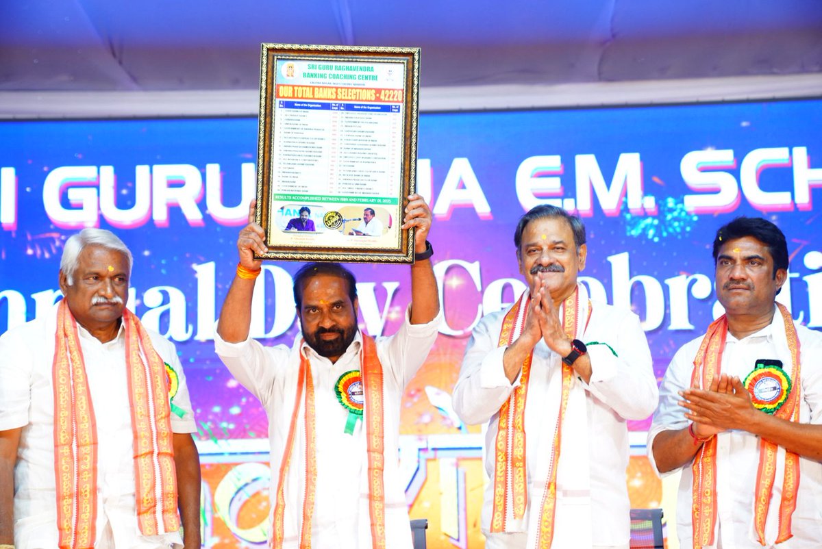 satyakumar_y's tweet photo. నంద్యాలలోని గురు రాఘవేంద్ర ఎడ్యుకేషనల్ ఇనిస్టిట్యూట్ 23వ వార్షికోత్సవంలో పాల్గొన్నాను.

కొన్ని వేల మంది ఆశావహులకు బ్యాంకింగ్  కోచింగ్ ఇచ్చి 43,000 మందికి బ్యాంకు ఉద్యోగాలు వచ్చేలా శిక్షణ ఇచ్చిన సంస్థ వ్యవస్థాపకులు పెద్దిరెడ్డి దస్తగిరిరెడ్డి గారికి అభినందనలు. తన జన్మభూమిలోనే నాణ్యమైన విద్యను అందిస్తూ, ఒక విద్యా సామ్రాజ్యాన్ని నిర్మించి ఆ ప్రాంత అభివృద్ధికి తోడ్పాటును అందించారు.

అటల్ టింకరింగ్ లాంటి ల్యాబ్ లతో విద్యార్థులు, స్టాండప్ ఇండియా, స్టార్టప్ ఇండియా లాంటి పథకాలతో యువత ప్రభుత్వం అందిస్తున్న ప్రోత్సాహకాలను అంది పుచ్చుకుని, కొత్త టెక్నాలజీ, నవీన ఆవిష్కరణల వైపు దృష్టిసారించాలి.
#nandyala @BJP4Andhra @ArogyaAndhra