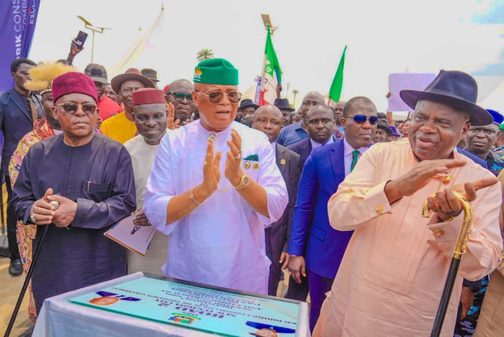 YGMites's tweet photo. This afternoon, I had the honour of having my Brother-Governor of Akwa Ibom State, Pastor Umo Eno @_PastorUmoEno inaugurated the dualised 2.1 kilometres Road 2 in the New Yenagoa City as part of activities marking our 5th Anniversary. https://t.co/uRVsB6RaT2