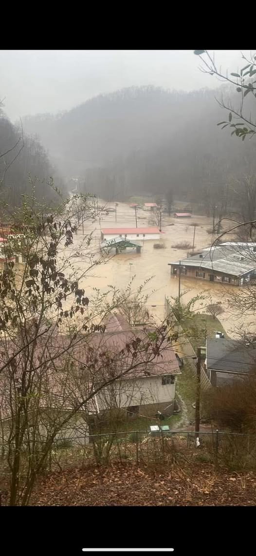 StormHQwx's tweet photo. Huge flooding occurring in Hurley, VA with most of the town going underwater.
Via: Pike/Buchanan County Community News & Emergency Alerts https://t.co/szFn4Iq1Ji